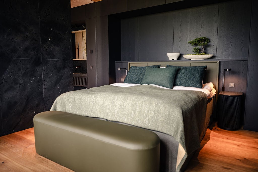 Room with double bed